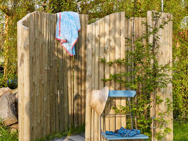 Gartendusche selber bauen: Form bestimmen & Grasnarbe ausheben Gartendusche selber bauen: Form bestimmen & Grasnarbe ausheben
