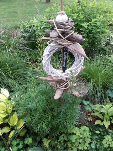 Gartendeko selber machen: Gartenstecker als Blickfang im Grünen