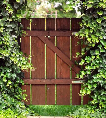 Bauanleitung für ein individuelles Gartentor aus Paletten Bauanleitung für ein individuelles Gartentor aus Paletten