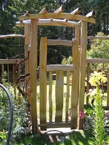Holz-Gartentor selbst gemacht: Anleitung für den Eigenbau Holz-Gartentor selbst gemacht: Anleitung für den Eigenbau