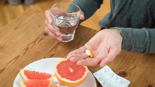 Die potenzielle Gefahr von Grapefruits bei der Einnahme von Medikamenten Die potenzielle Gefahr von Grapefruits bei der Einnahme von Medikamenten
