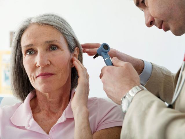 Gefühl wie Watte im Ohr: Nicht immer ein Hörsturz, sondern mögliche Verstopfung des Gehörgangs