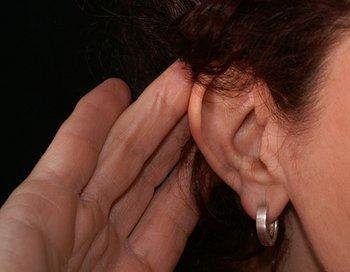 Wattegefühl im Ohr: Kein Hörsturz, sondern mögliche Probleme mit Gehörgang oder Ohrtrompete