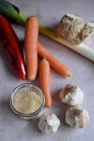 DIY Gemüsebrühe-Pulver: Natürlicher Geschmack ohne künstliche Aromen und Zucker DIY Gemüsebrühe-Pulver: Natürlicher Geschmack ohne künstliche Aromen und Zucker