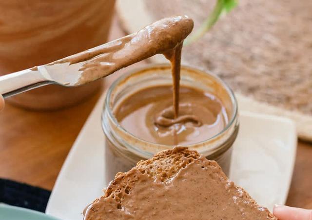 Genieße den cremigen Geschmack: Selbstgemachte Haselnusscreme in 5 Minuten Genieße den cremigen Geschmack: Selbstgemachte Haselnusscreme in 5 Minuten