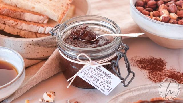 Leckere und gesunde Haselnusscreme selber machen Leckere und gesunde Haselnusscreme selber machen