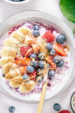 Beeren und Bananen: Gesunde Trinkmahlzeiten leicht gemacht Beeren und Bananen: Gesunde Trinkmahlzeiten leicht gemacht
