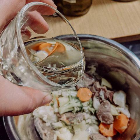 Gesundes Hundefutter selber machen: Leckere Rezepte für deinen Vierbeiner Gesundes Hundefutter selber machen: Leckere Rezepte für deinen Vierbeiner