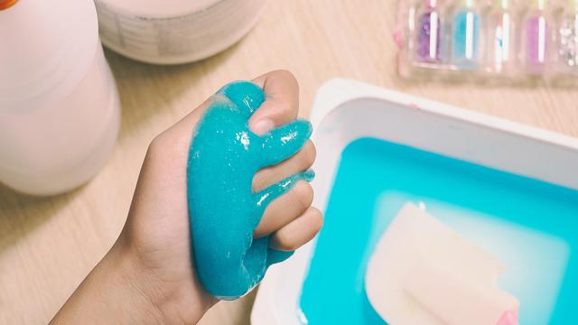 Sicheren Spielschleim selber machen: Ein Rezept ohne problematische Borverbindungen Sicheren Spielschleim selber machen: Ein Rezept ohne problematische Borverbindungen