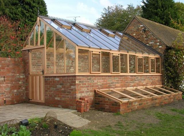 Schritt-für-Schritt Anleitung: Eigenes Gewächshaus aus Holz bauen