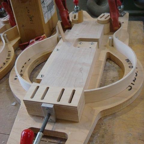 Von Machern für Macher: Anleitungen zum Bau von Gitarren und mehr