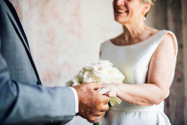 Stilvolle Outfitideen für die Braut bei der Goldenen Hochzeit Stilvolle Outfitideen für die Braut bei der Goldenen Hochzeit
