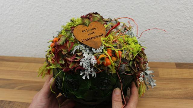 Grabschmuck selbst gestalten: Tipps und Anleitungen für individuelle Grabdekorationen Grabschmuck selbst gestalten: Tipps und Anleitungen für individuelle Grabdekorationen