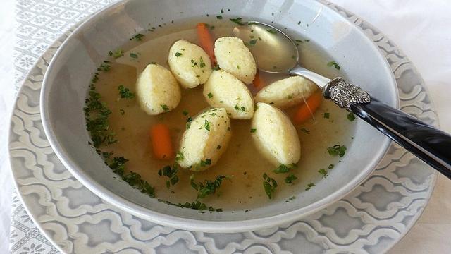 Perfekte Konsistenz: So gelingen fluffige Grießklößchen