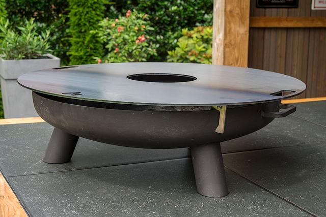 Grillen wie ein Profi: Mit dieser Bauanleitung kannst du deine eigene Grilltonne mit Feuerplatte selber bauen Grillen wie ein Profi: Mit dieser Bauanleitung kannst du deine eigene Grilltonne mit Feuerplatte selber bauen