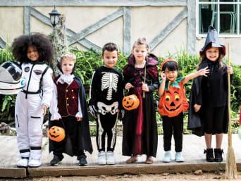 Schaurige Verkleidungen für Kinder zu Halloween: Einfache Anleitungen zum Nachbasteln Schaurige Verkleidungen für Kinder zu Halloween: Einfache Anleitungen zum Nachbasteln