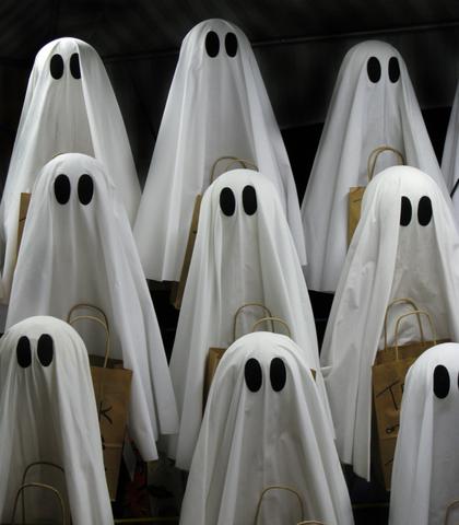 Einfaches DIY-Gespensterkostüm: So verwandelst du ein Bettlaken in ein Gruseloutfit Einfaches DIY-Gespensterkostüm: So verwandelst du ein Bettlaken in ein Gruseloutfit