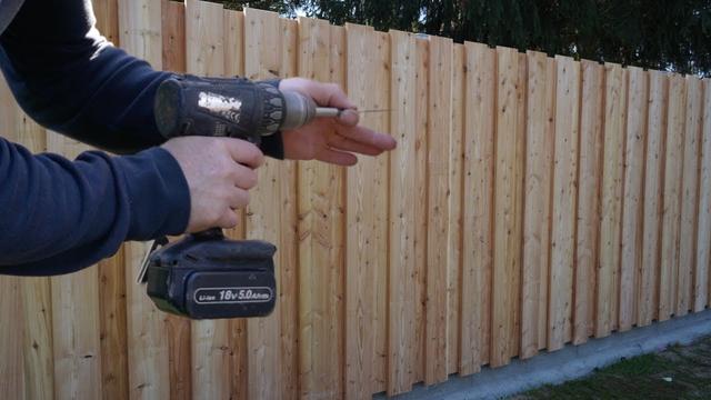 Schritt-für-Schritt-Anleitung: Billigen Zaun selbst bauen Schritt-für-Schritt-Anleitung: Billigen Zaun selbst bauen