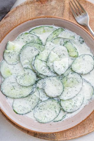Frischer Gurkensalat mit Sahne und Dill - ein einfaches Rezept, das an Omas Küche erinnert Frischer Gurkensalat mit Sahne und Dill - ein einfaches Rezept, das an Omas Küche erinnert