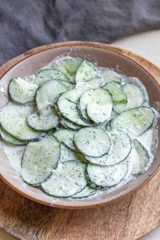Einfaches Rezept für Gurkensalat mit Sahne und Dill - wie von Oma zubereitet Einfaches Rezept für Gurkensalat mit Sahne und Dill - wie von Oma zubereitet