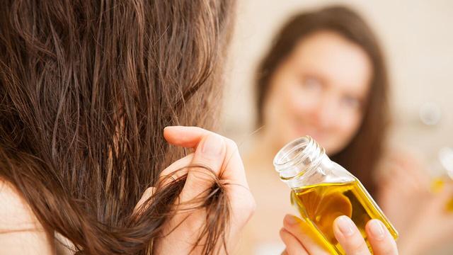 Pflege für strapaziertes Haar: Selbstgemachtes Haaröl für jeden Bedarf Pflege für strapaziertes Haar: Selbstgemachtes Haaröl für jeden Bedarf