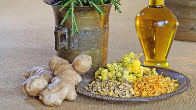 Gesunde und glänzende Haare mit selbstgemachtem Haaröl Gesunde und glänzende Haare mit selbstgemachtem Haaröl