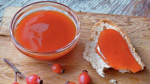 Erntereife Hagebutten: Tipps zur Zubereitung von Marmelade Erntereife Hagebutten: Tipps zur Zubereitung von Marmelade