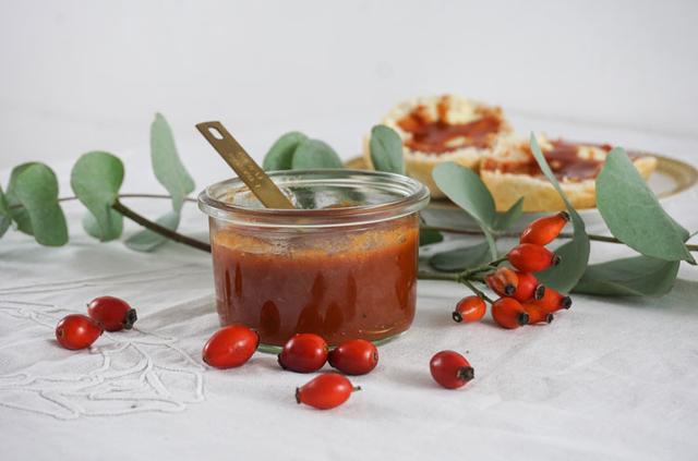 Nachhaltig ernten und genießen: Hagebutten zu köstlicher Marmelade verarbeiten