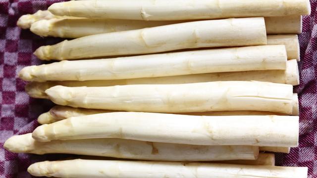 Tipps zur Lagerung von Spargel im Kühlschrank: Wie verlängert man die Haltbarkeit? Tipps zur Lagerung von Spargel im Kühlschrank: Wie verlängert man die Haltbarkeit?