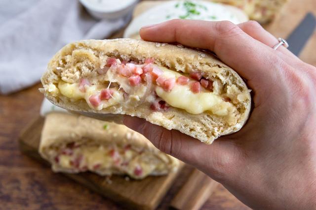 Handbrot mit Schinken und Käse: So gelingt die selbstgemachte Variante Handbrot mit Schinken und Käse: So gelingt die selbstgemachte Variante