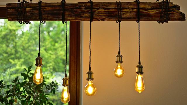 Anleitung zum Selbermachen: Rustikale Hängelampe mit Glühwendellampen bauen Anleitung zum Selbermachen: Rustikale Hängelampe mit Glühwendellampen bauen