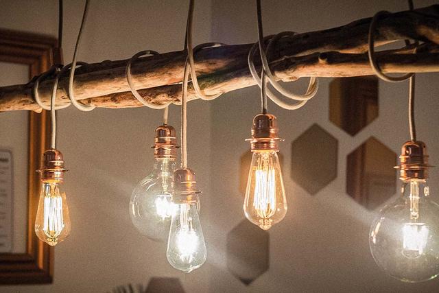 Stimmungsvolle Beleuchtung: Wie man eine individuelle Pendelleuchte selbst herstellt Stimmungsvolle Beleuchtung: Wie man eine individuelle Pendelleuchte selbst herstellt