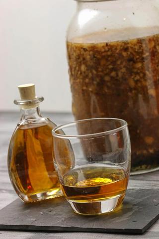 Schritt für Schritt Anleitung: Haselnusslikör selbst herstellen Schritt für Schritt Anleitung: Haselnusslikör selbst herstellen