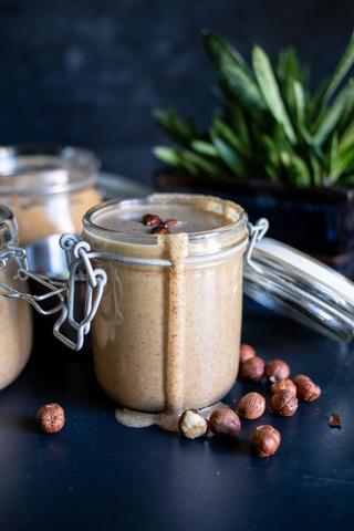 Genieße den aromatischen Geschmack von selbstgemachtem Haselnussmus Genieße den aromatischen Geschmack von selbstgemachtem Haselnussmus