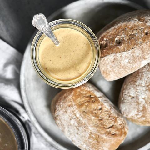 Gesundes Backen und Naschen mit selbstgemachtem Haselnussmus Gesundes Backen und Naschen mit selbstgemachtem Haselnussmus