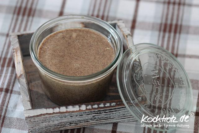 Zwei Wege zum eigenen Haselnussmus: Roh oder geröstet - du hast die Wahl! Zwei Wege zum eigenen Haselnussmus: Roh oder geröstet - du hast die Wahl!