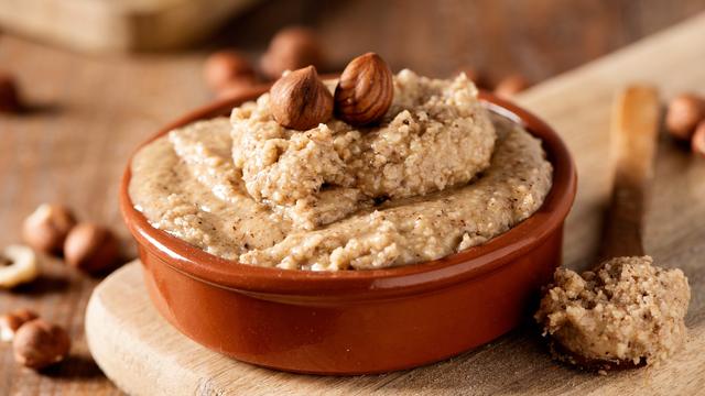 Vielseitig verwendbar: Haselnussmus als Brotaufstrich, Backzutat und Butterersatz Vielseitig verwendbar: Haselnussmus als Brotaufstrich, Backzutat und Butterersatz