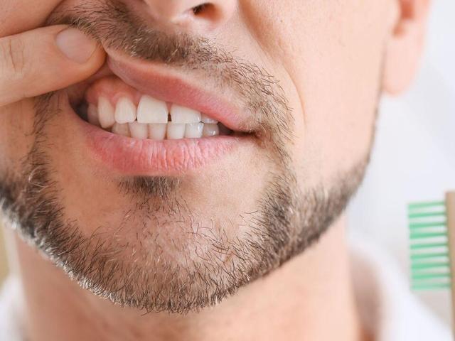 Tipps zur Linderung von Zahnfleischentzündungen: Kühlung und umfassende Zahnhygiene Tipps zur Linderung von Zahnfleischentzündungen: Kühlung und umfassende Zahnhygiene