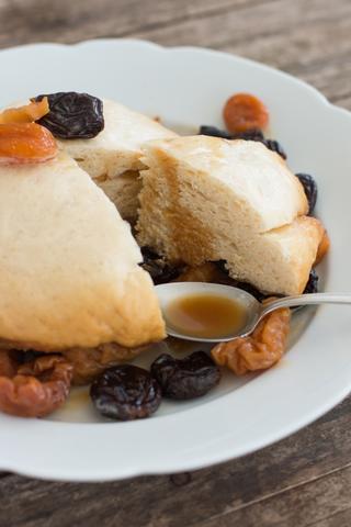 Hefeklöße wie von Oma: Erfolgreiche Zubereitung mit bewährten Zutaten Hefeklöße wie von Oma: Erfolgreiche Zubereitung mit bewährten Zutaten