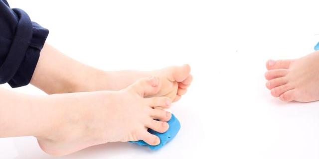 Nach einem Bruch des kleinen Zehs: Wann kann man wieder schmerzfrei laufen? Nach einem Bruch des kleinen Zehs: Wann kann man wieder schmerzfrei laufen?