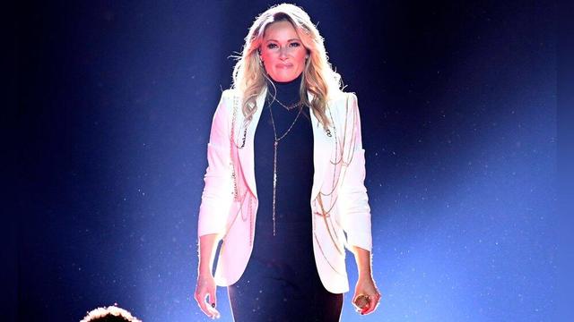 Blutiger Vorfall: Helene Fischer stößt am Trapezbalken an Blutiger Vorfall: Helene Fischer stößt am Trapezbalken an