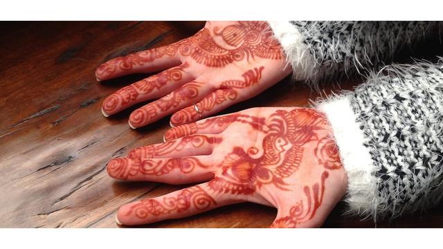 Henna Tattoos 2020: Bunte, minimalistische und natürliche Motive zum Selbermachen Henna Tattoos 2020: Bunte, minimalistische und natürliche Motive zum Selbermachen