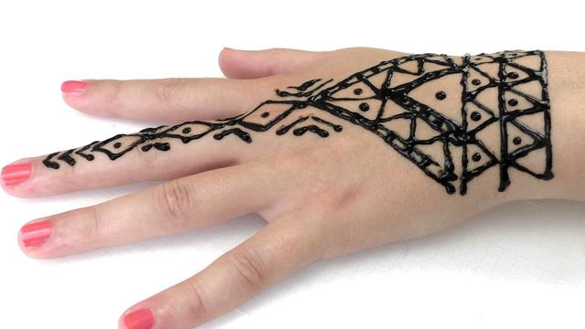 Retro-Trend: Zarte, kleine Henna Tattoos sind in diesem Jahr beliebt Retro-Trend: Zarte, kleine Henna Tattoos sind in diesem Jahr beliebt
