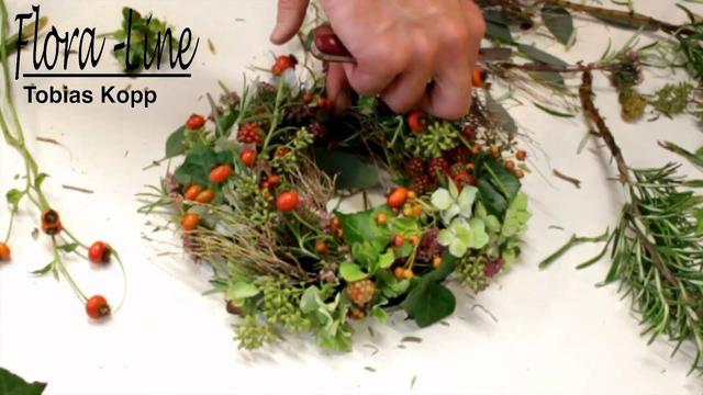 Mit Naturmaterialien gestalten: Anleitung für einen herbstlichen Kranz Mit Naturmaterialien gestalten: Anleitung für einen herbstlichen Kranz