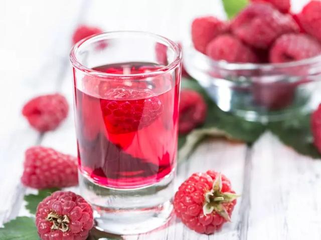 Genuss pur: Himbeerlikör ganz einfach zu Hause zubereiten Genuss pur: Himbeerlikör ganz einfach zu Hause zubereiten