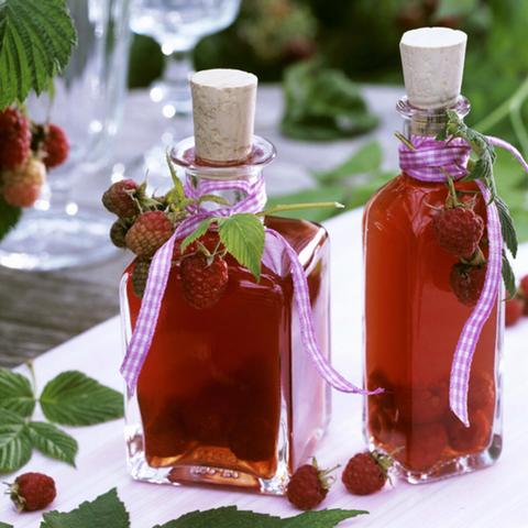 Himbeerlikör selber machen: Ein einfaches und leckeres Rezept Himbeerlikör selber machen: Ein einfaches und leckeres Rezept