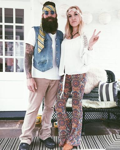 Hippie-Kostüm DIY: So verwandeln Sie alte Kleidungsstücke in ein cooles Outfit Hippie-Kostüm DIY: So verwandeln Sie alte Kleidungsstücke in ein cooles Outfit