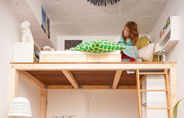 Praktisch und stylisch: Tipps zur Ergänzung deines DIY-Hochbetts mit einer Treppe oder Nachttisch Praktisch und stylisch: Tipps zur Ergänzung deines DIY-Hochbetts mit einer Treppe oder Nachttisch