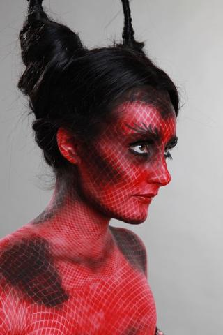 Step-by-Step: So erstellst du dein eigenes Teufel Kostüm für Frauen