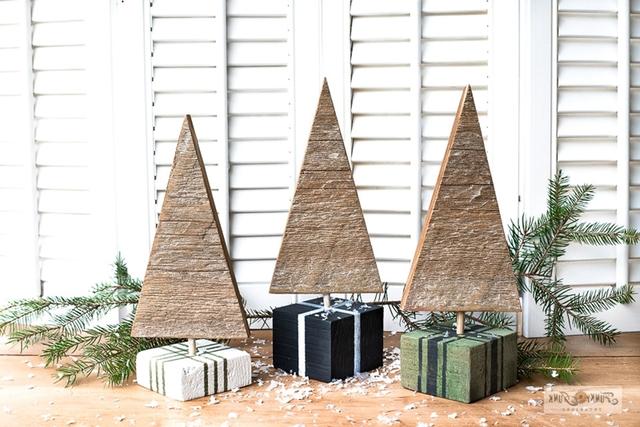 Weihnachtliche Holz Deko für draußen: DIY Weihnachtsbaum aus Zaunbrettern